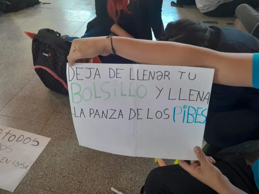 "Exigimos condiciones básicas y dignas": Estudiantes de Roca realizan protesta
