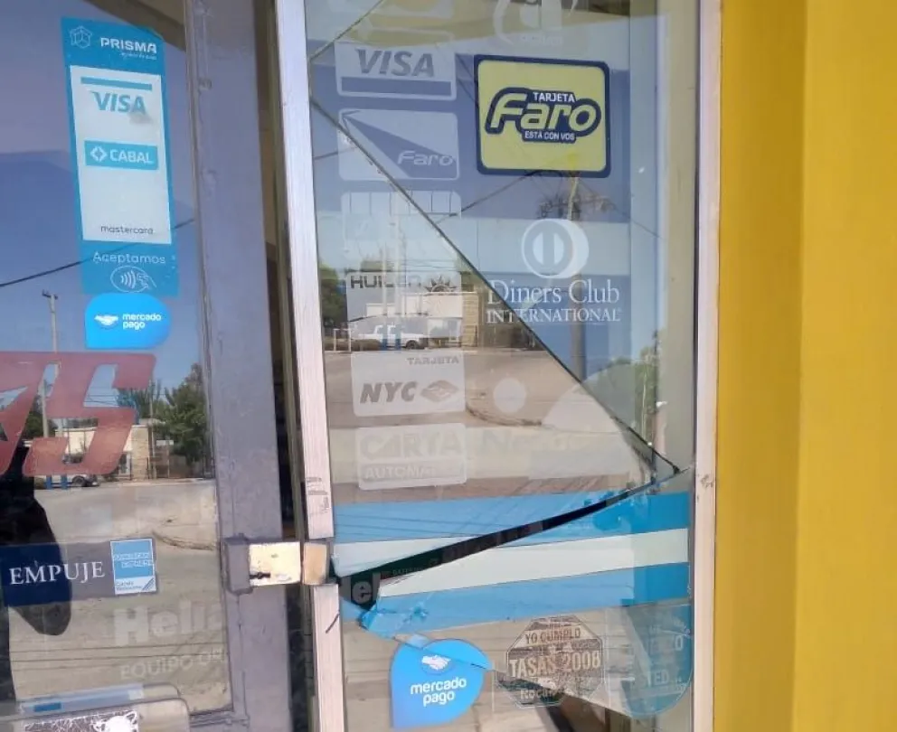 De día y en pleno centro, un hombre rompió a patadas el vidrio de un local comercial