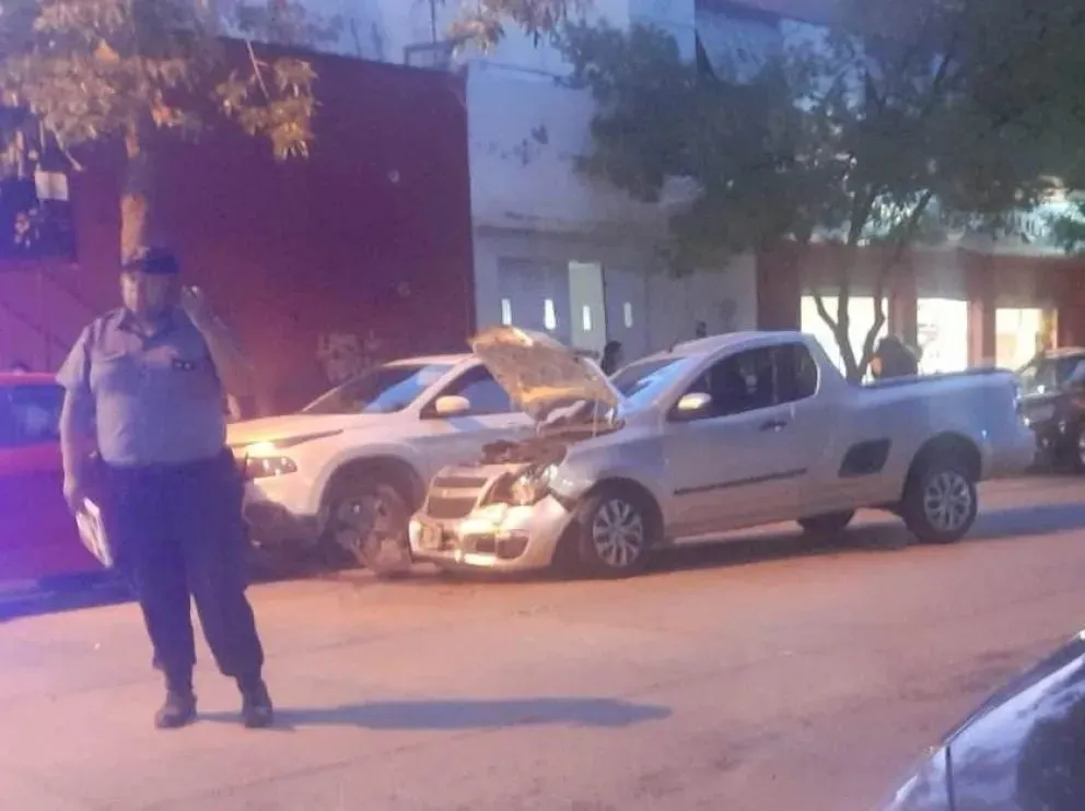 ¡De película! Robó camioneta, arrastró a su dueña varios metros, escapó y terminó chocando otro rodado