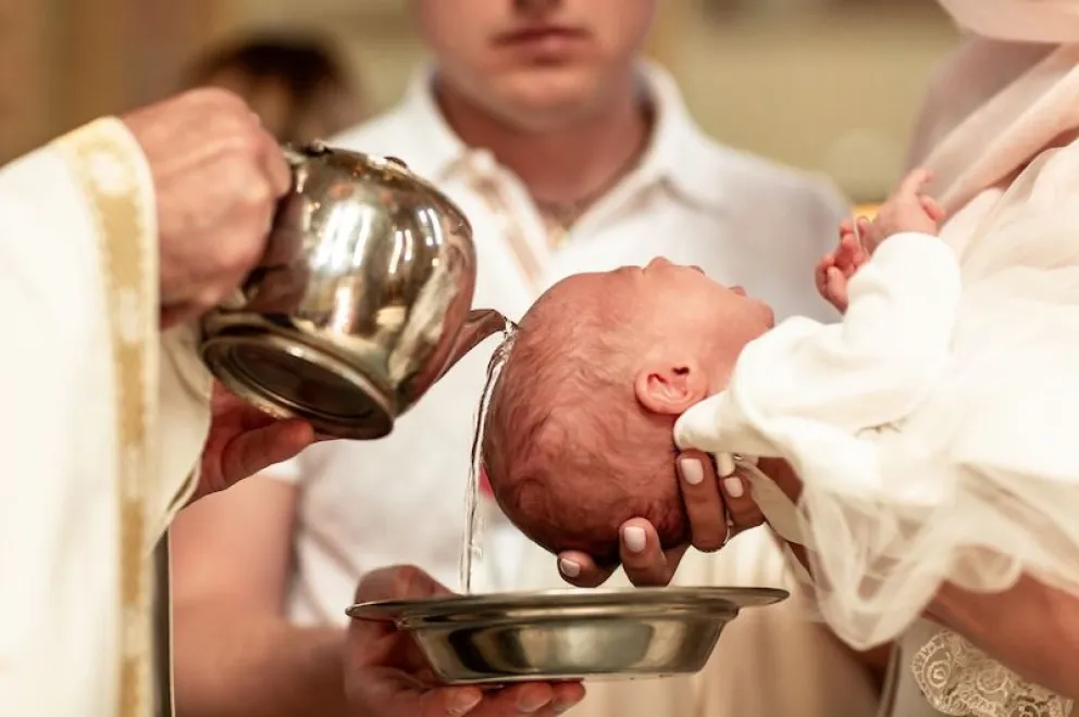 El Vaticano autoriza a personas trans como padrinos de bautismo, pero exige "evitar conflictos"