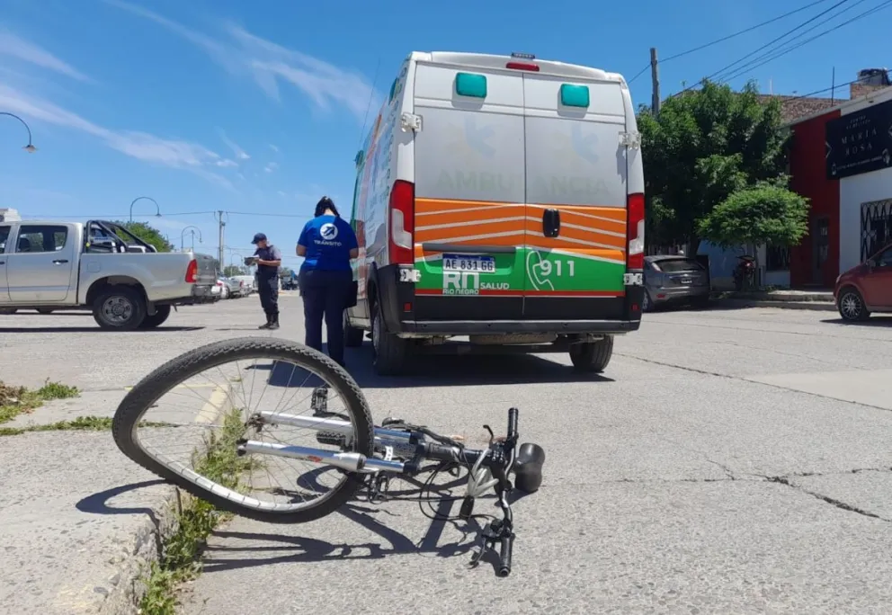 Choque entre una ciclista y el conductor de una Toyota Hilux 