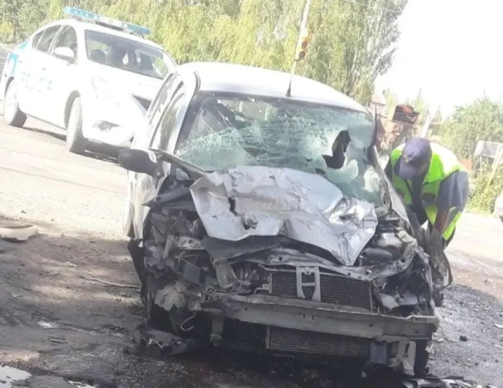 Cruzó en rojo y terminó chocando contra un camión en Roca