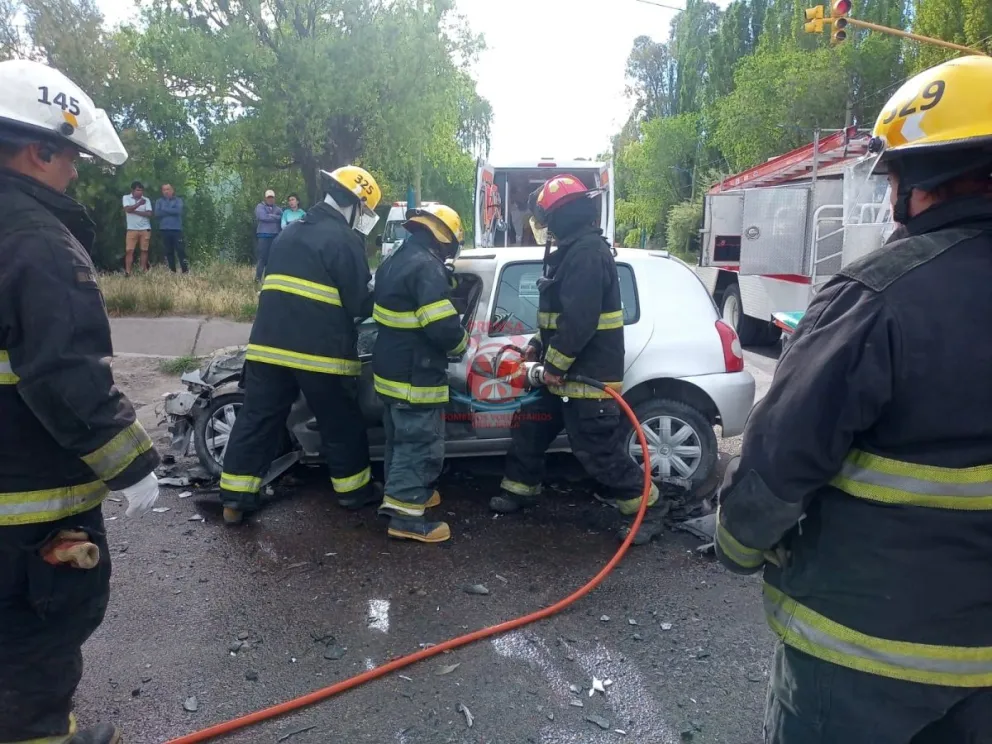 Siniestro vial: Cruzó en rojo y terminó chocando contra un camión en Roca