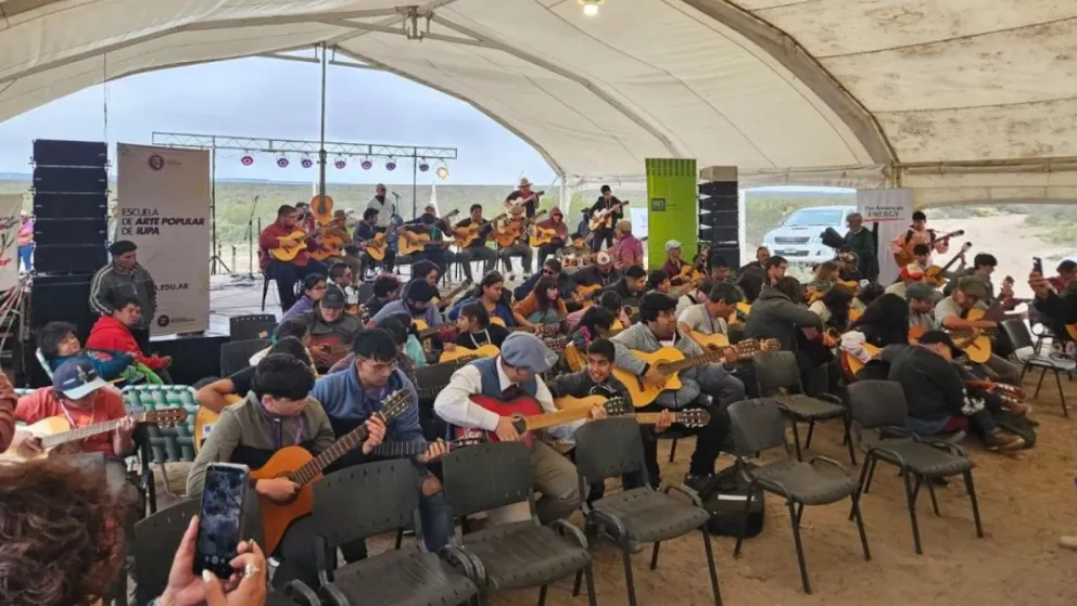 Emotivo Homenaje  del IUPA a Cacho Lobello en el Festival del Maruchito 