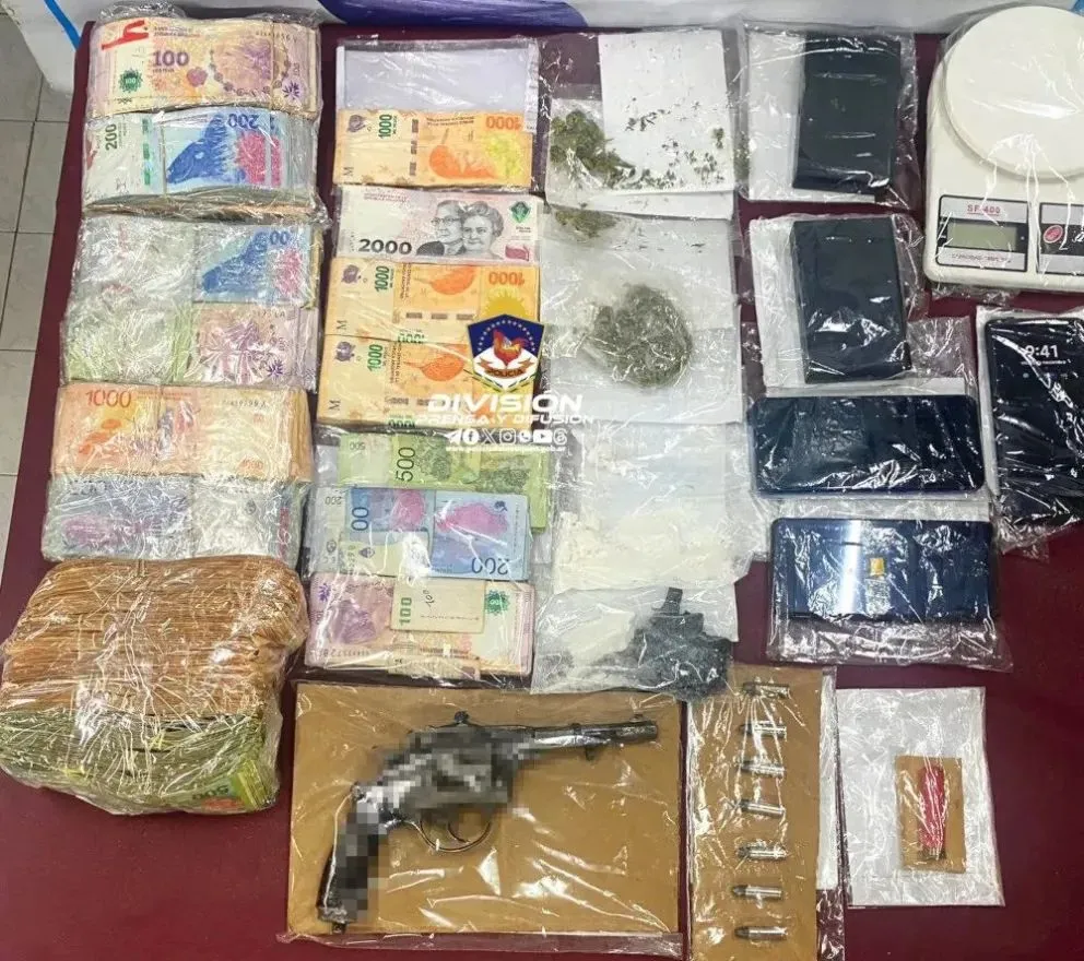 Hermanos involucrados en la venta de drogas: secuestran drogas, armas y dinero tras allanamientos en el Alto Valle