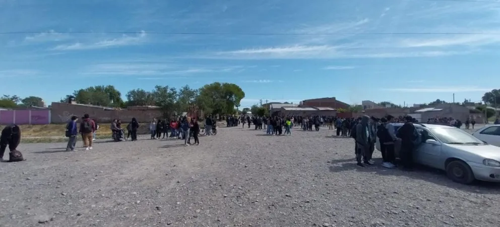 Evacuan colegio de Roca por amenaza de Bomba