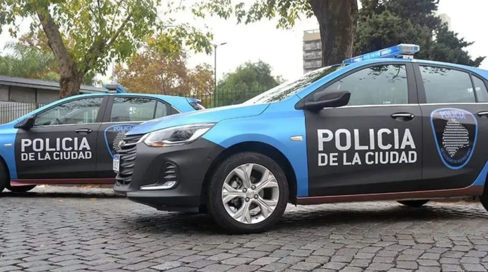 La Justicia lo fue a desalojar por una denuncia de violencia, se tiró de un quinto piso y murió