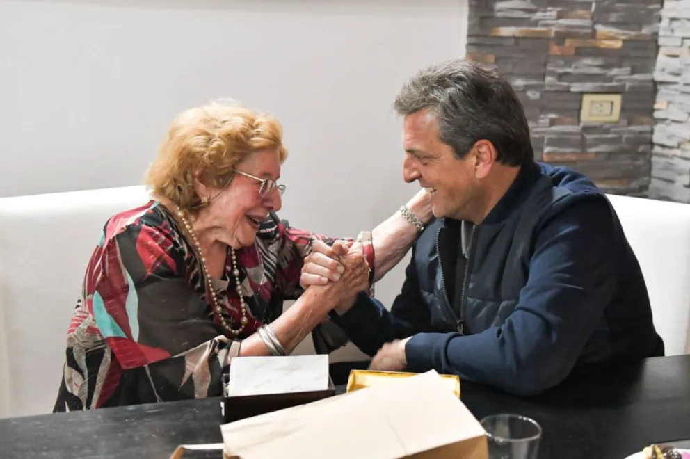 Con el eje en la unidad, Massa visitó a Magdalena de 104 años en su casa de Berazategui