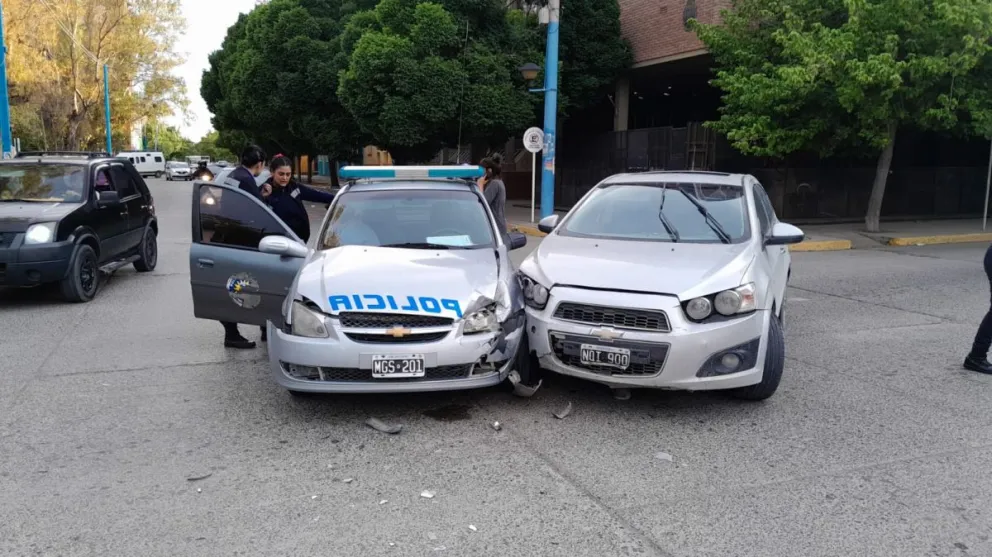 Choque en pleno centro: un móvil policial fue protagonista