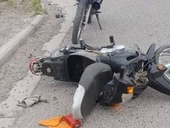 Delincuente tiró a la conductora de una moto en movimiento para robarle