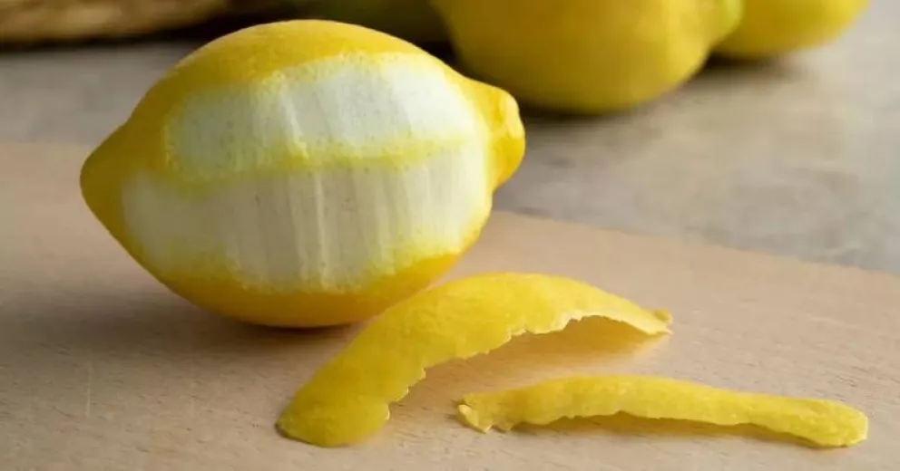 Limpiador multiusos casero con cáscaras de limón: ¡Descubre cómo hacerlo!