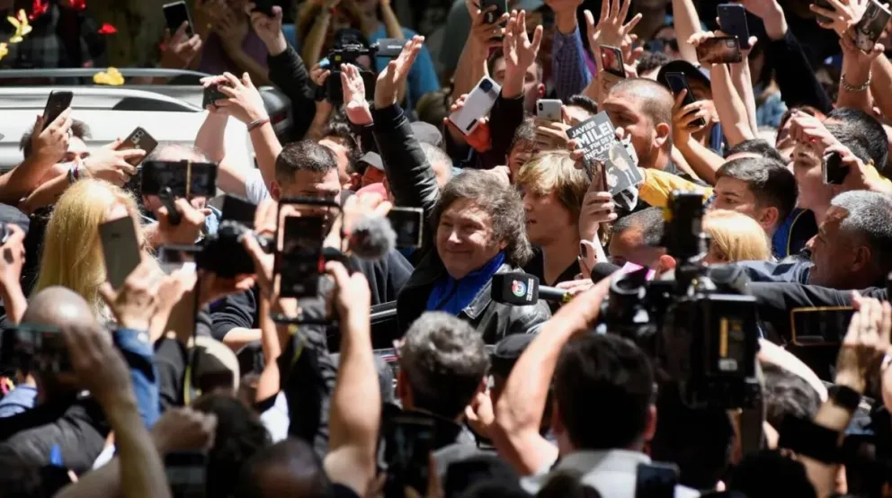 Javier Milei emitió su voto: “Esperemos que mañana haya más esperanza y no continuidad de decadencia”
