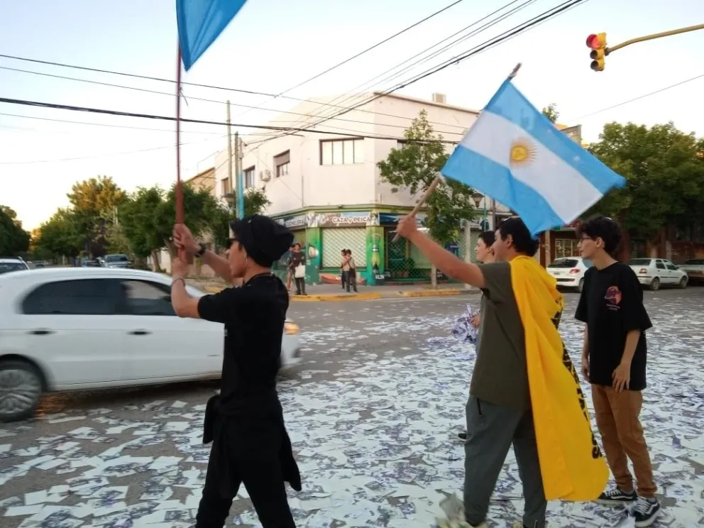 VIDEO: Los militantes de La Libertad Avanza festejan en el centro de Roca 
