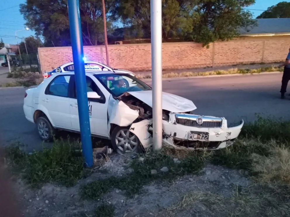 AHORA: Terrible choque entre un taxi y una moto en Roca
