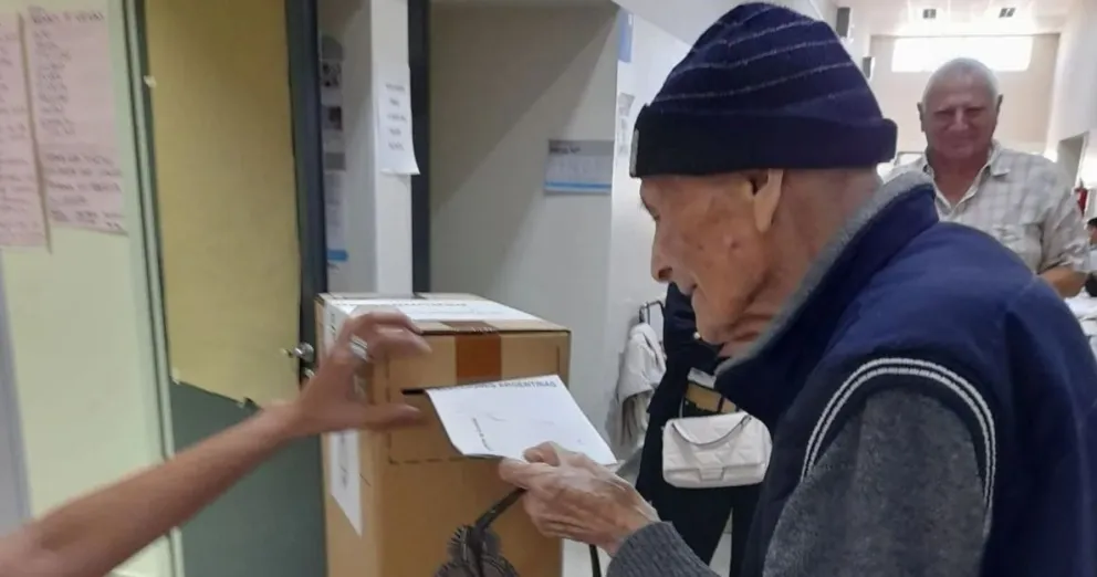 Emoción total en la escuela 293: con sus 102 años, don Lolo fue a votar