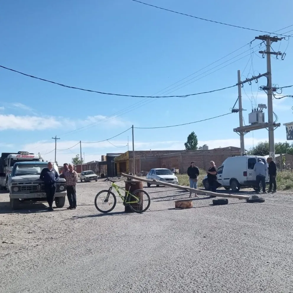 Cortaron el tránsito porque hace más de un mes que están sin servicios 