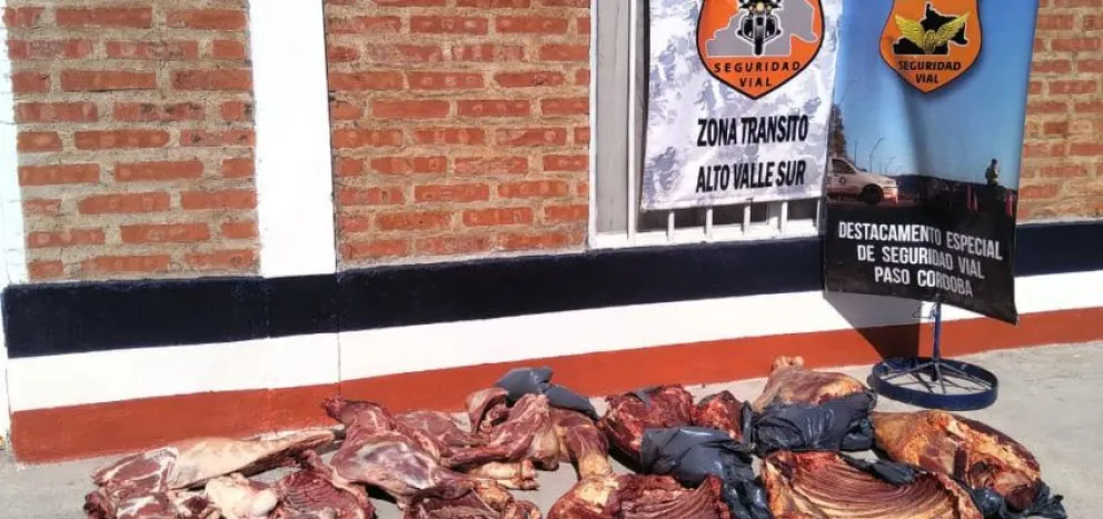 Llevaban 120 kilos de carne sin declarar y uno de los ocupantes tenía pedido de captura
