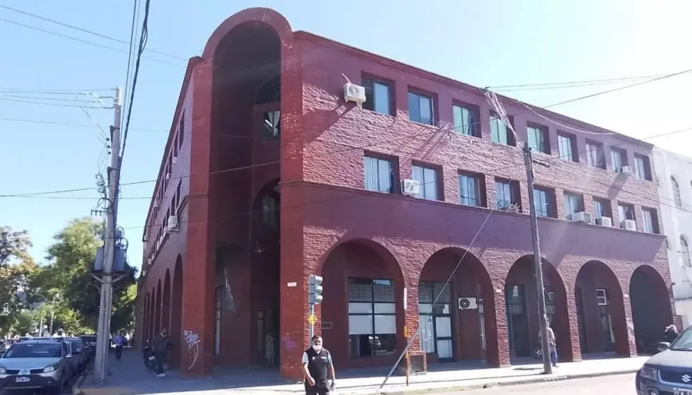 Cesantean a un docente de Roca que siendo director habría robado alimentos, ropa para estudiantes