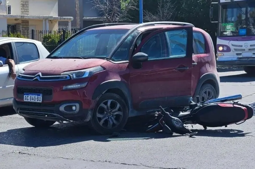 Fuerte choque entre una moto y un auto en Roca: resultaron ilesos gracias al uso del casco