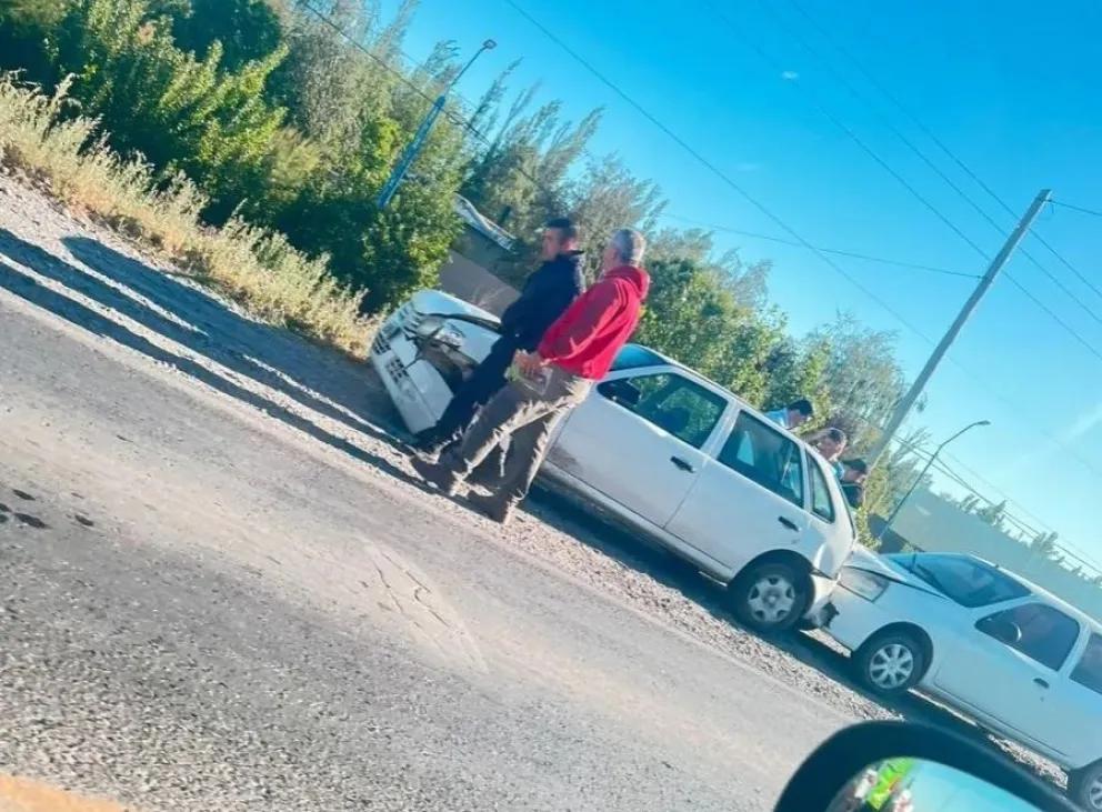Mañana accidentada en Roca: dos choques en cadena sobre Ruta 22, seis vehículos involucrados