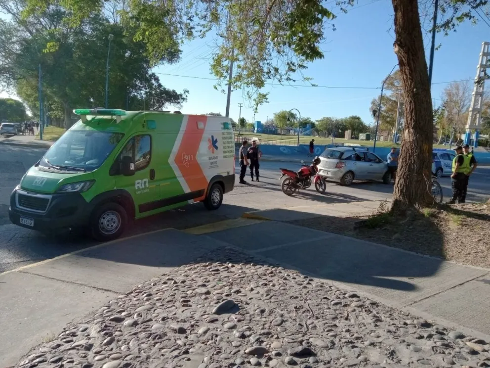 Choque en una de las intersecciones más transitadas de Roca