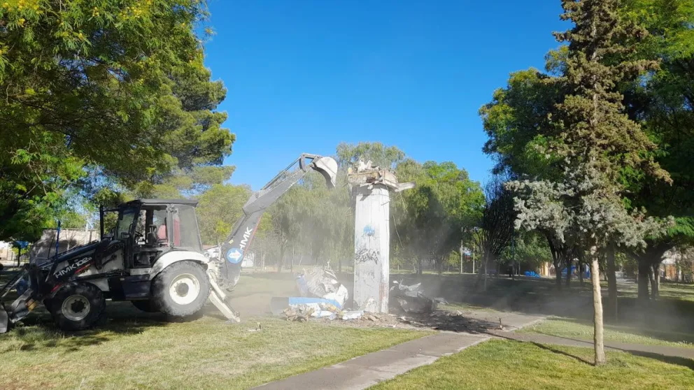 Retiraron la conocida escultura del avión de la plaza Stobbia del barrio Aeroclub