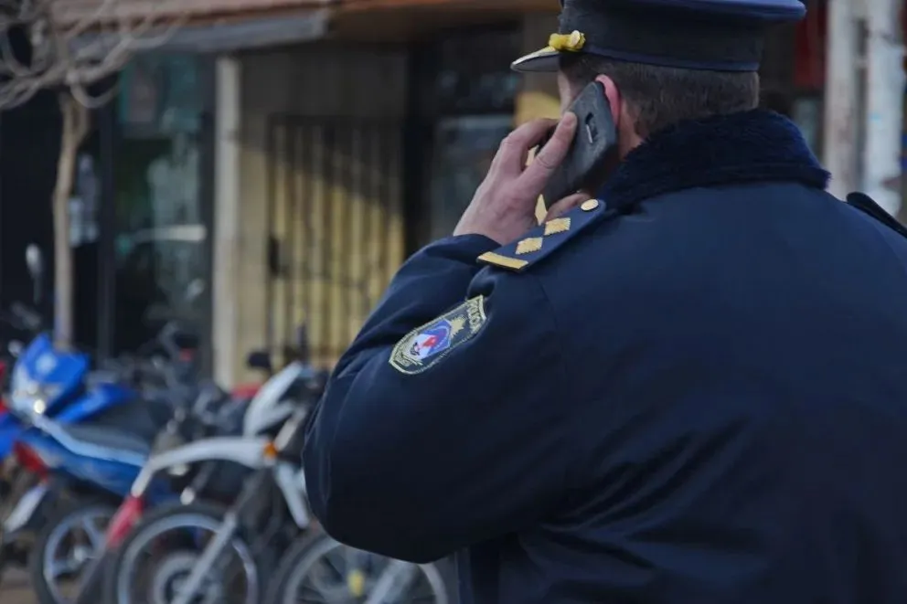 Personal policial auxilio a una menor practicando la maniobra de Heimlich