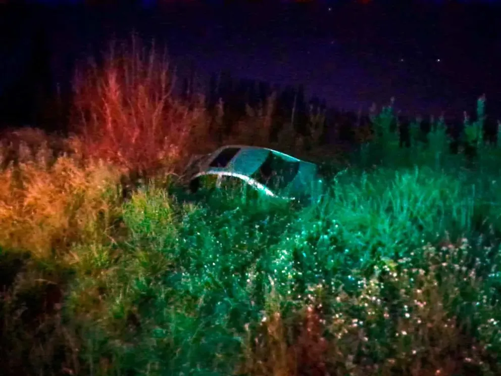 Un auto terminó adentro de un canal de riego tras esquivar una motocicleta