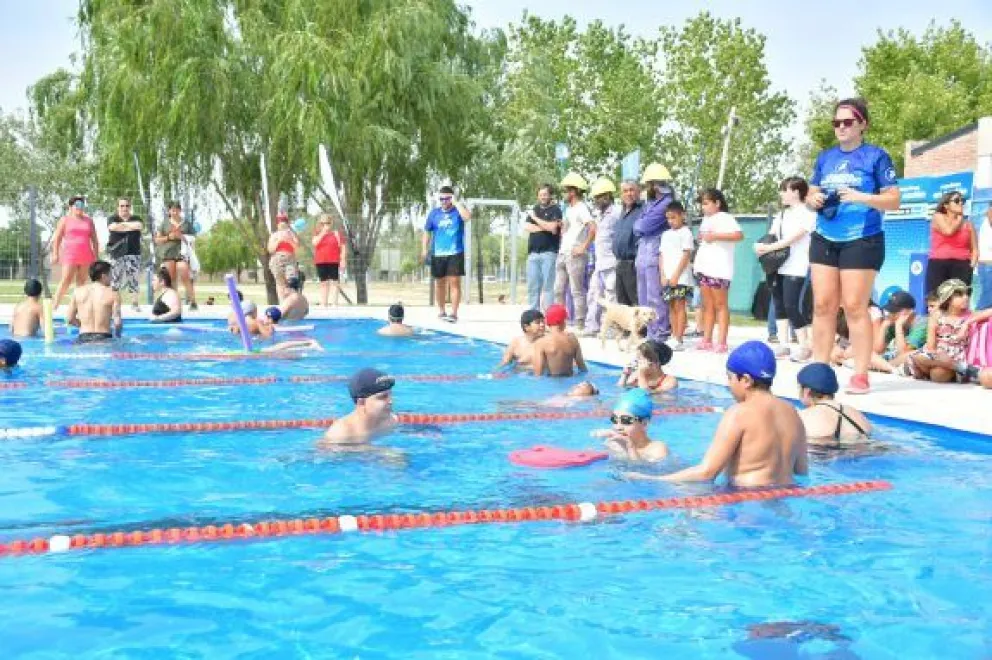 ¿Todavía no te anotaste?: últimos días para inscribirte al taller Municipal de Natación en Roca