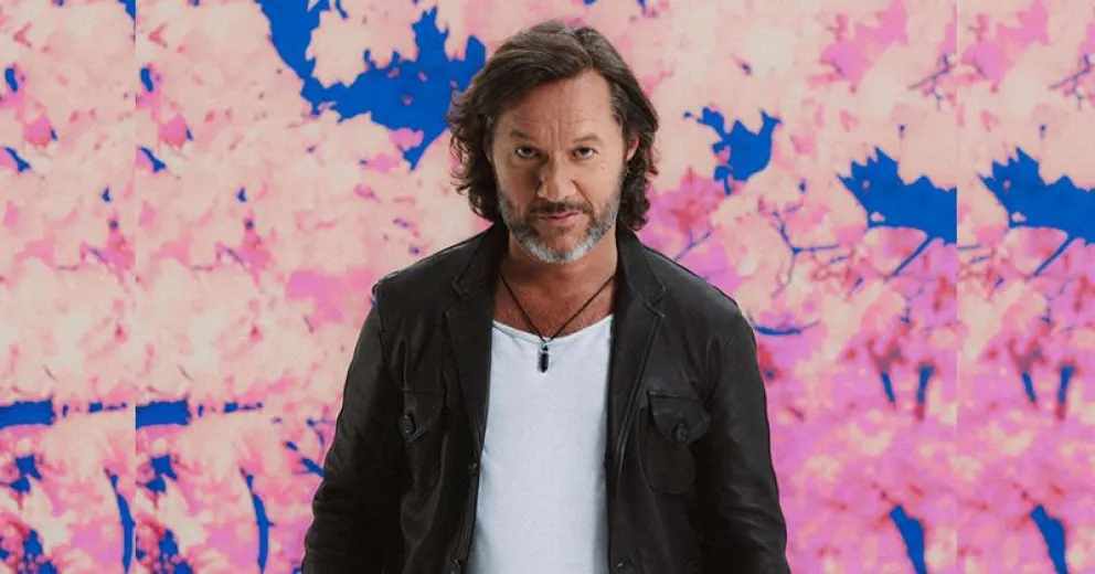 Diego Torres y su pareja: amor en la playa