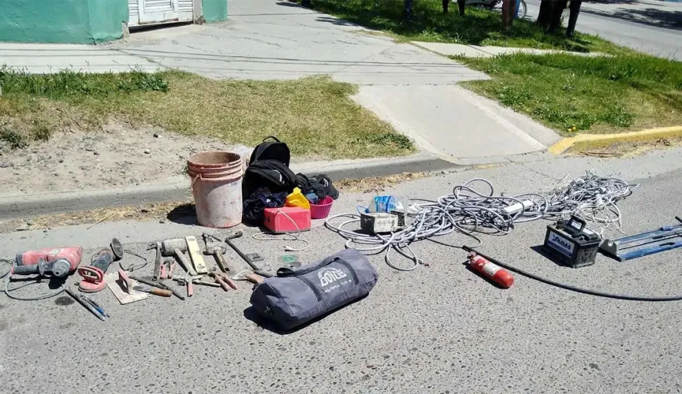 Detienen a tres sujetos que robaron herramientas de una obra en construcción en Roca