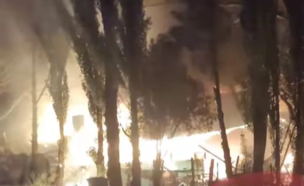 Una vivienda se incendió por completo en la zona rural de Roca 