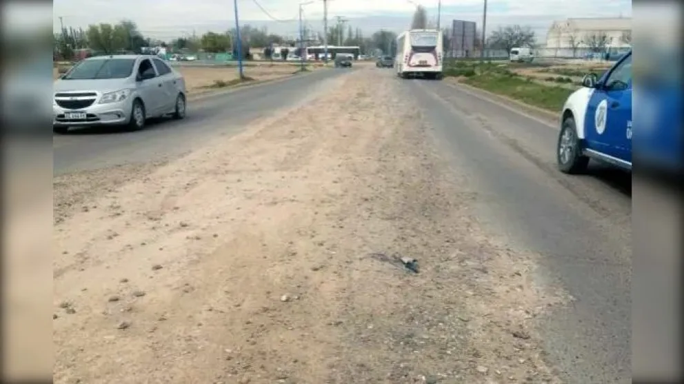 VIDEO: Jujuy y Rochdale, destrozos en el asfalto complican y ponen en riesgo la integridad de quienes circulan