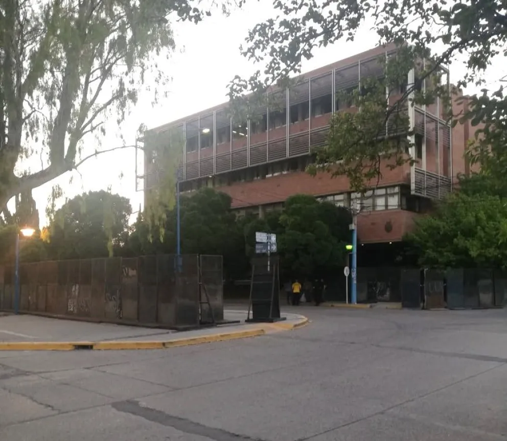 Fuerte operativo en el Juzgado Federal a la espera de organizaciones sociales