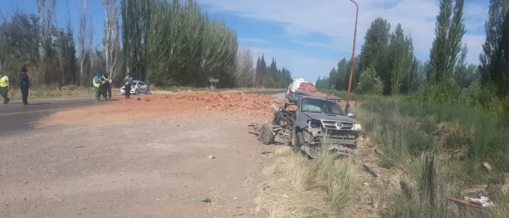 Ruta 22: Violento choque entre un camión y una camioneta a la altura de Guerrico