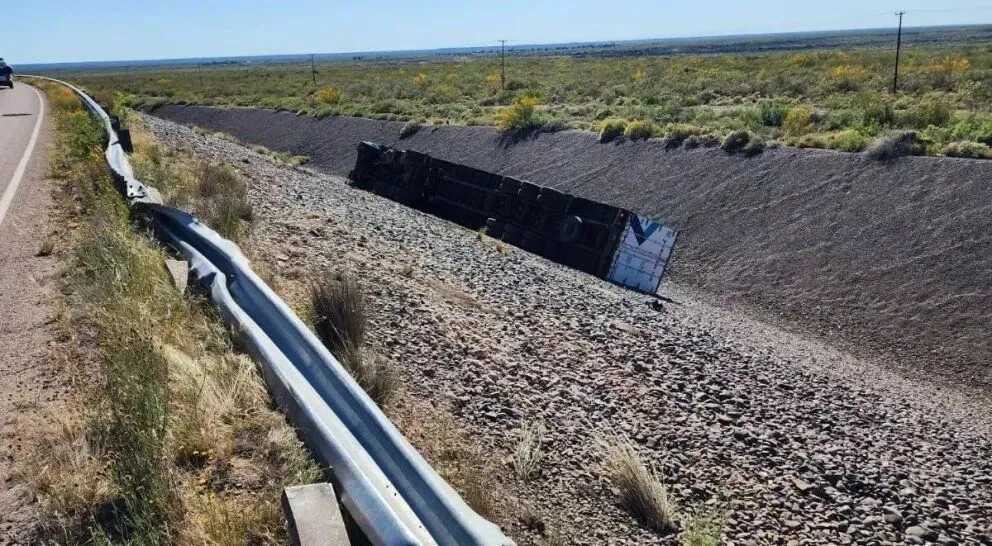 Ruta 6: un camionero volcó cerca del embalse de Casa de Piedra