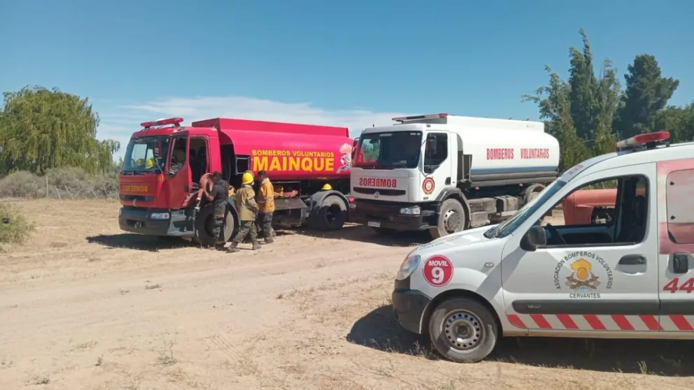 Bomberos de tres localidades se unieron para combatir un incendio 