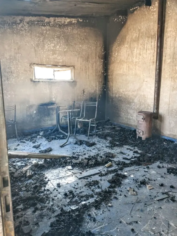 Su ex pareja le incendio su casa y ahora buscan reconstruirla 