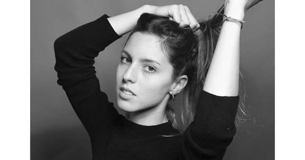 La moda de Clara Darín: inspiración en los 2000 y tendencia Y2K