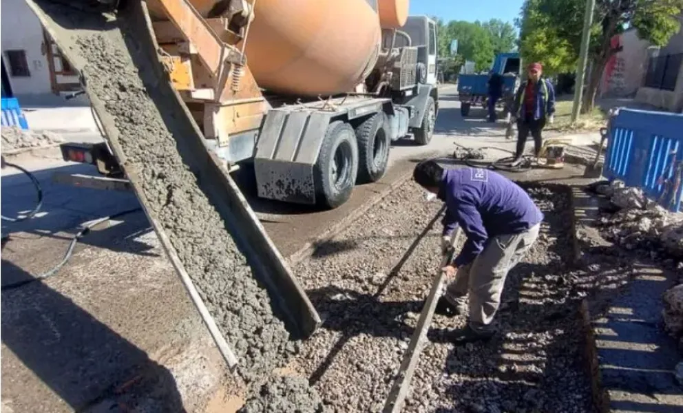 Se intensifican las tares de bacheo para mejorar las calles de Roca
