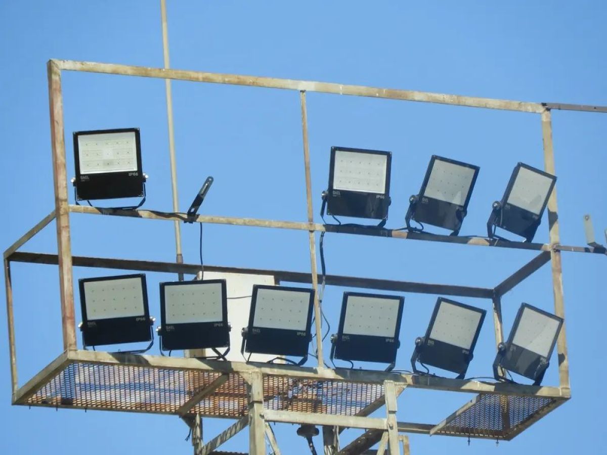 Se robaron reflectores del estadio Luis Maiolino del Deportivo Roca