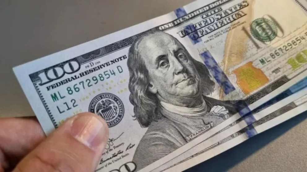 Cómo es el billete de 100 dólares que se vende por casi 320 mil pesos por ser de una rara edición