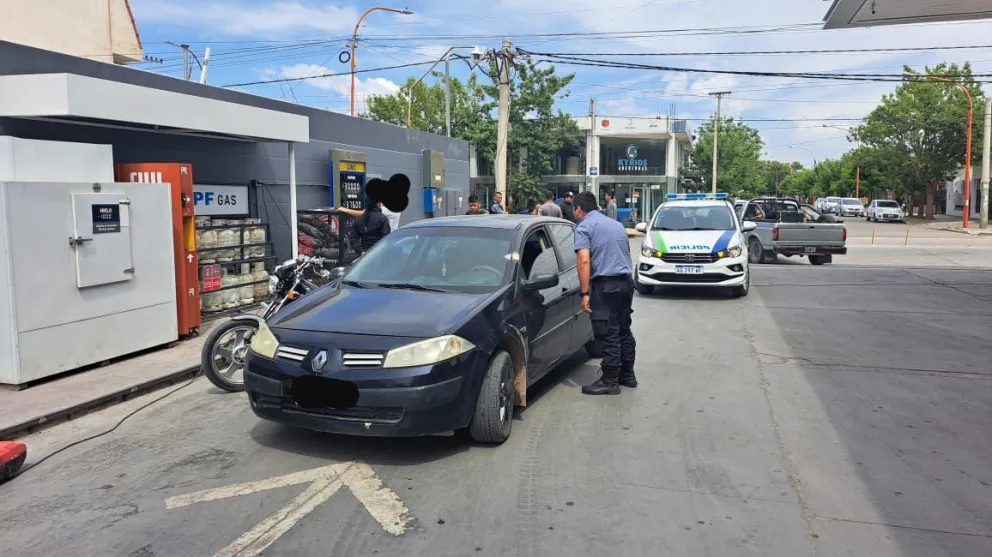 Completita: Circulaba en un auto con pedido se secuestro, al chofer lo buscaba la justicia en Roca y estaba armado