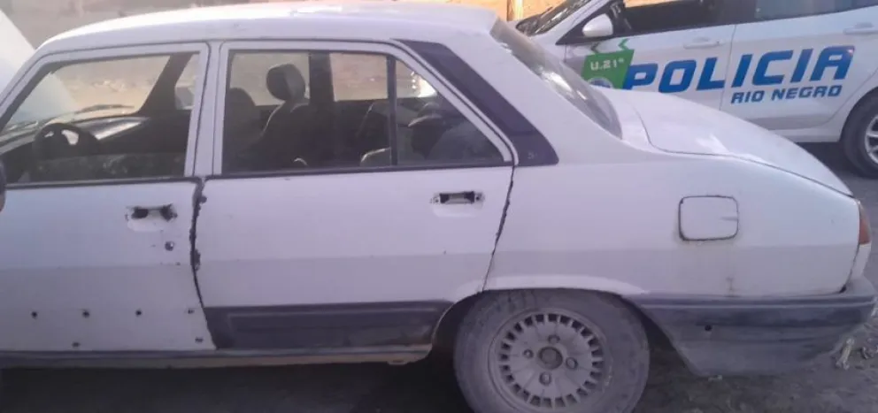 Recuperan un auto en Roca: había sido robado días antes y era habitado por un hombre en situación de calle