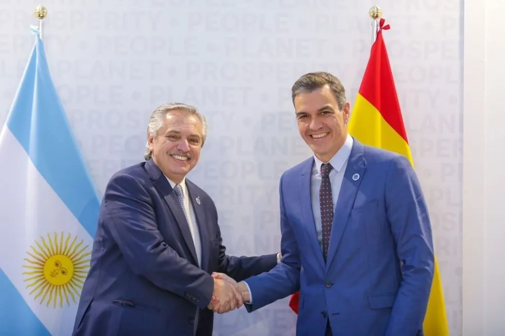 Pedro Sánchez desmiente rumores sobre contratar a Alberto Fernández