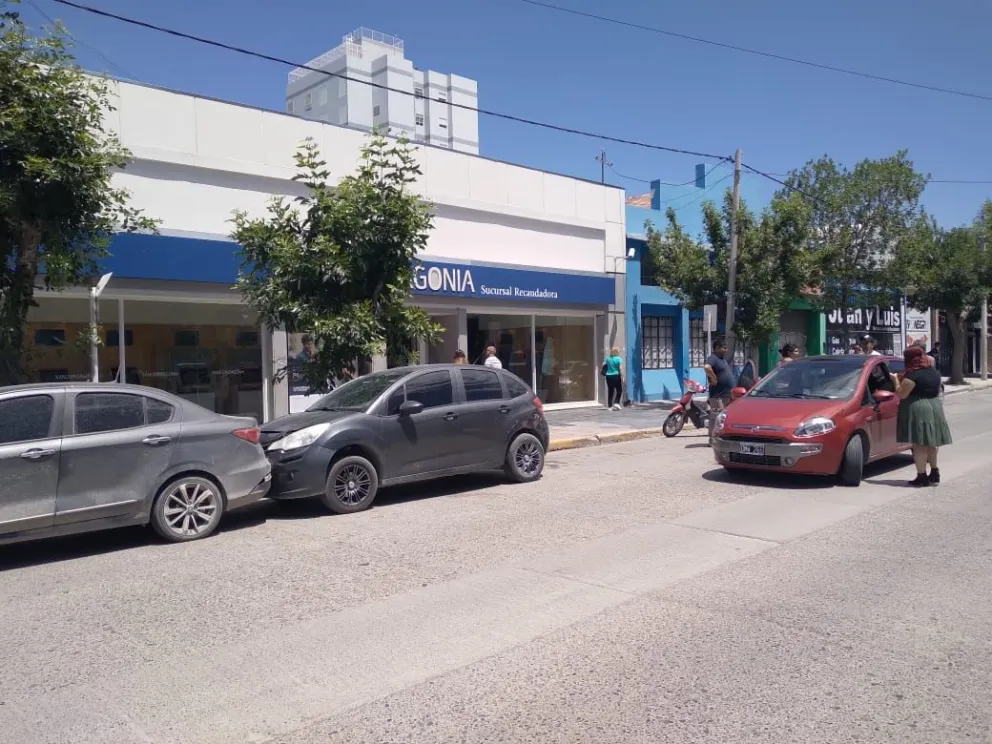  Se descompensó mientras manejaba y terminó chocando contra dos autos estacionados