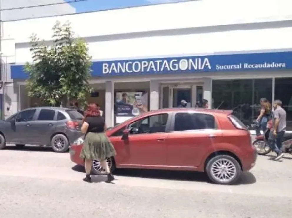 Se descompenso al volante y ocasionó un choque en el centro de Roca