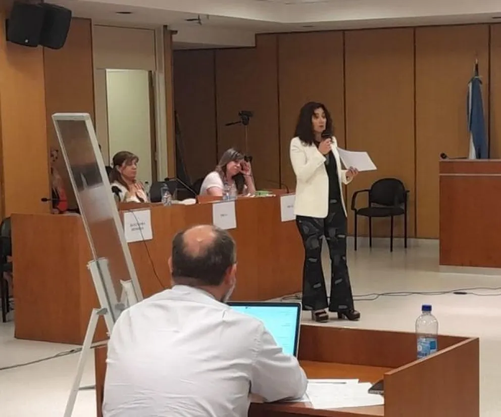 Abusaba de sus tres hijas y piden que lo declaren culpable: "El hombre concretaba los delitos aún con la señora en la casa"