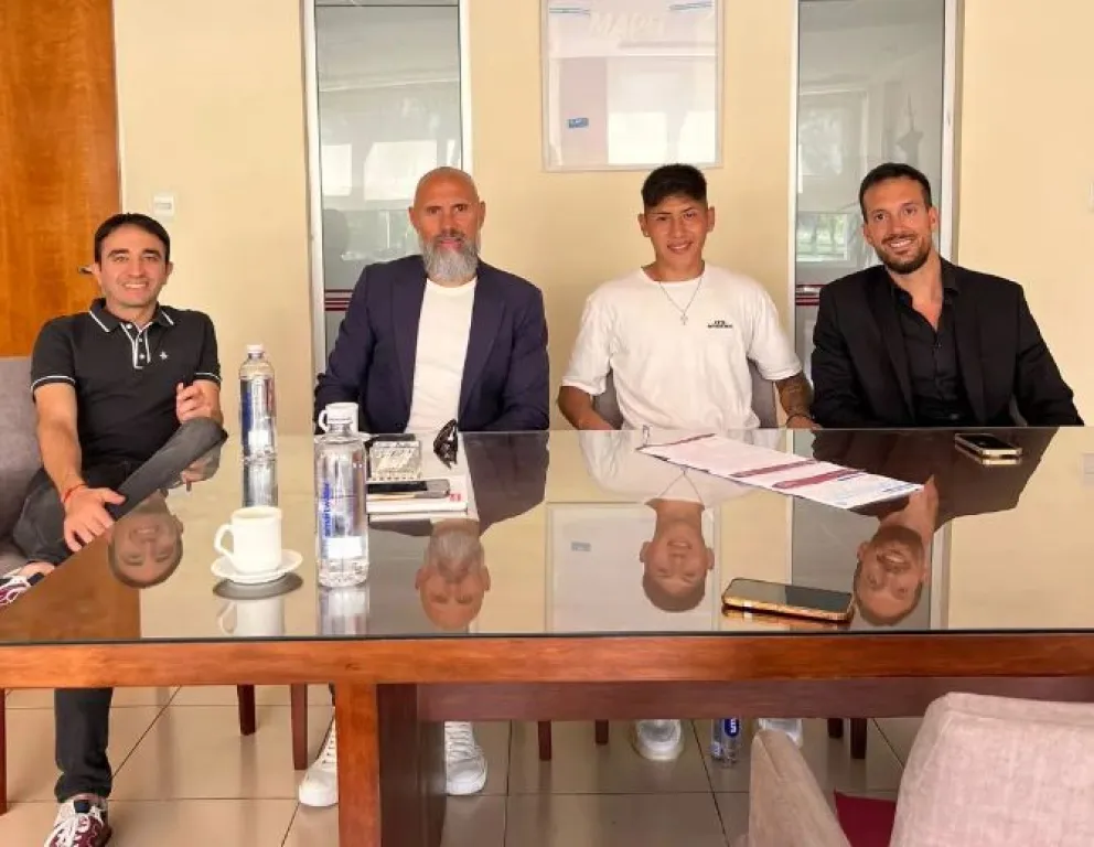 El roquense Edwin Schulz firmó su primer contrato profesional con el Club Lanús 