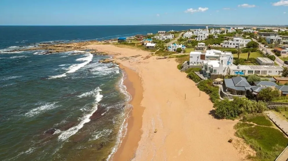 Horror en Uruguay: encontraron dos manos y huesos en descomposición en una playa 